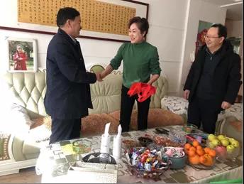 敦煌種業(yè)領(lǐng)導(dǎo)看望慰問(wèn)公司老干部、老黨員及困難黨員職工