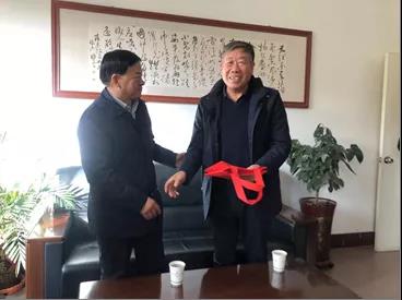 敦煌種業(yè)領(lǐng)導(dǎo)看望慰問(wèn)公司老干部、老黨員及困難黨員職工