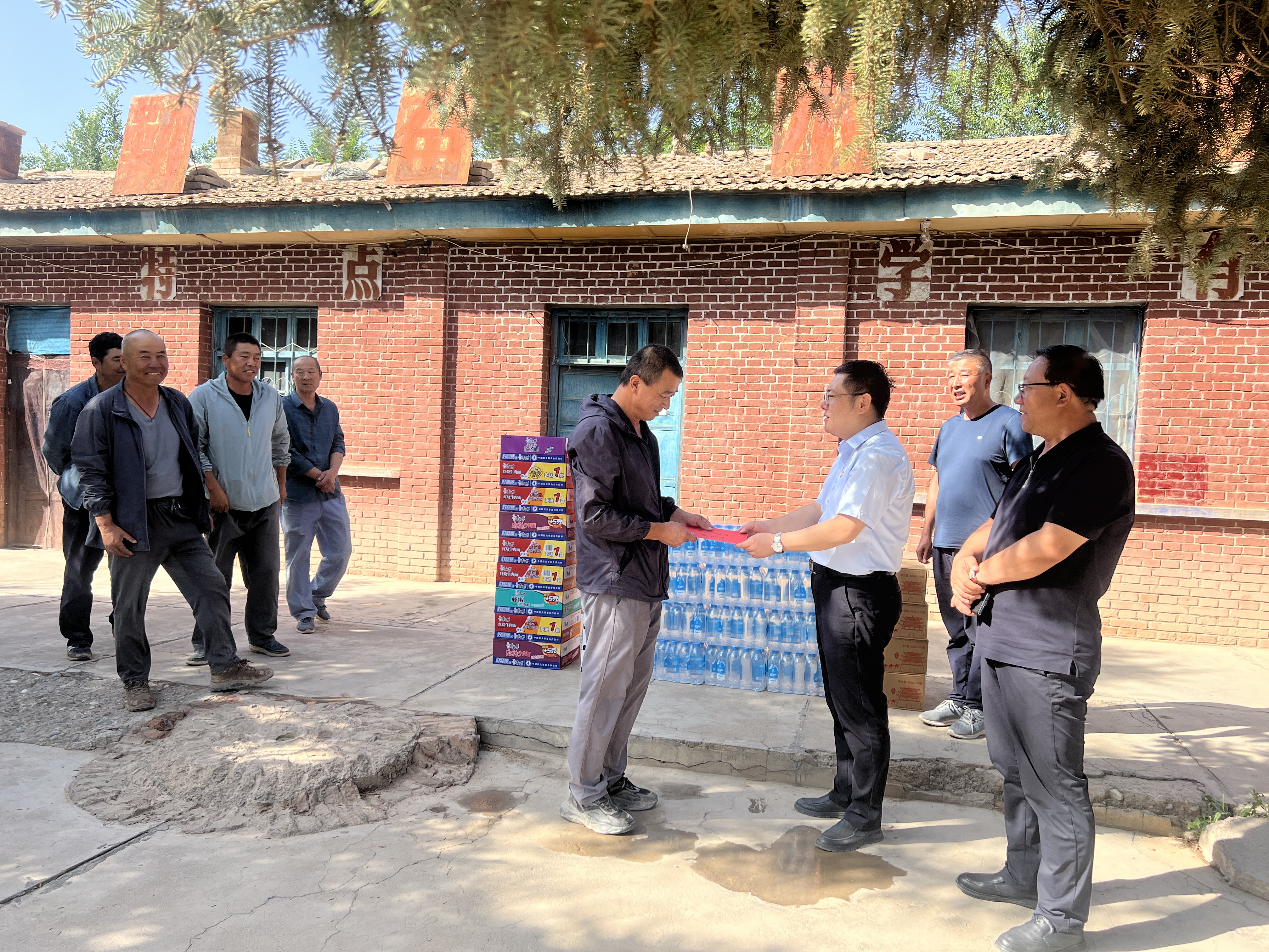 敦煌種業(yè)開展“夏送清涼”慰問(wèn)活動(dòng)